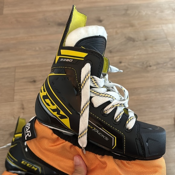 Junior CCM Super Tacks Youth Ice Skates - Picture 2 of 5